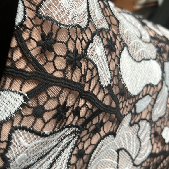 Do you need a new outfit for New Years ? Beautiful halter top BCBG L - Picture 3 of 3